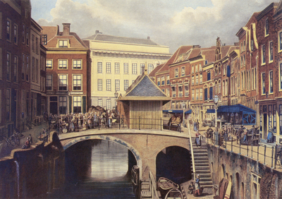 603347 Gezicht op de Oudegracht en de Vismarkt te Utrecht uit het zuiden, met de Kalisbrug met het visafslaghuisje en ...